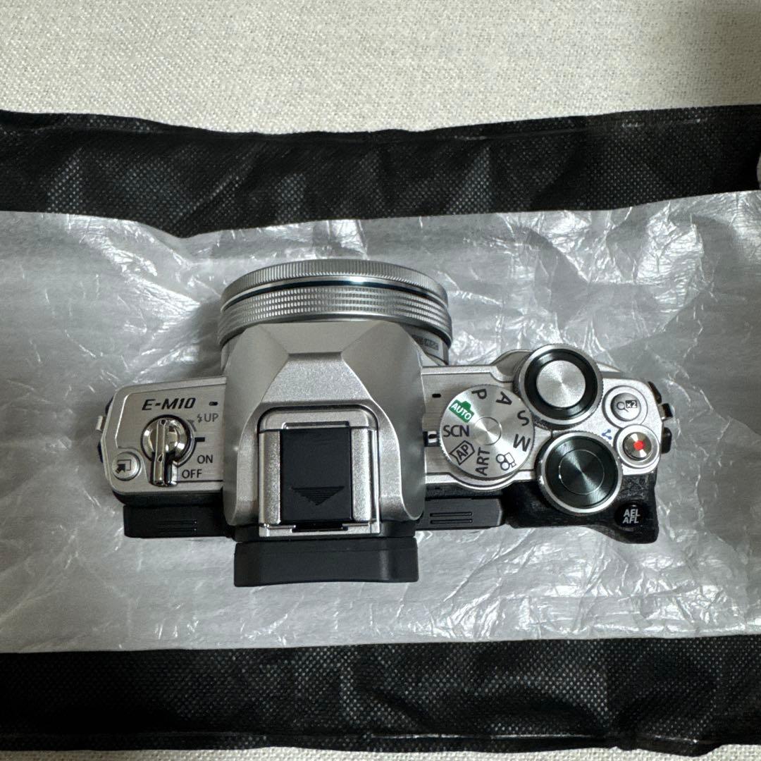 OLYMPUS E-M10 Mark IV 14-42mmレンズ付き