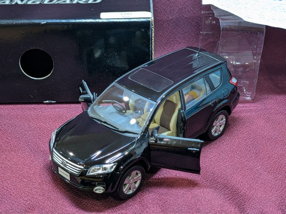 TOYOTA ヴァンガード、ハリアー ミニカー ２台セット