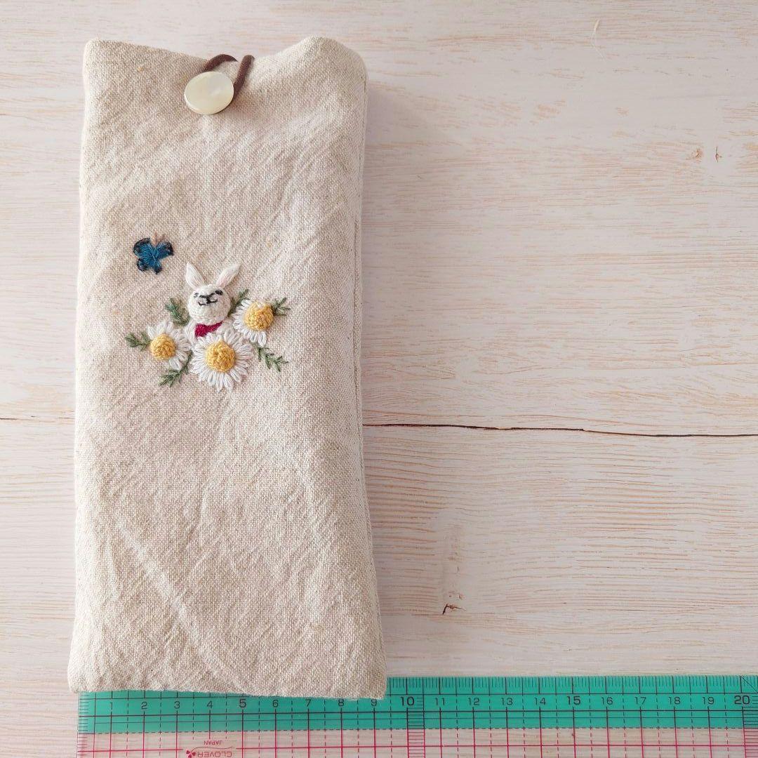 手刺繍入　貝ボタン付き メガネケース/ペンケース【うさことカモミールと青い蝶々】