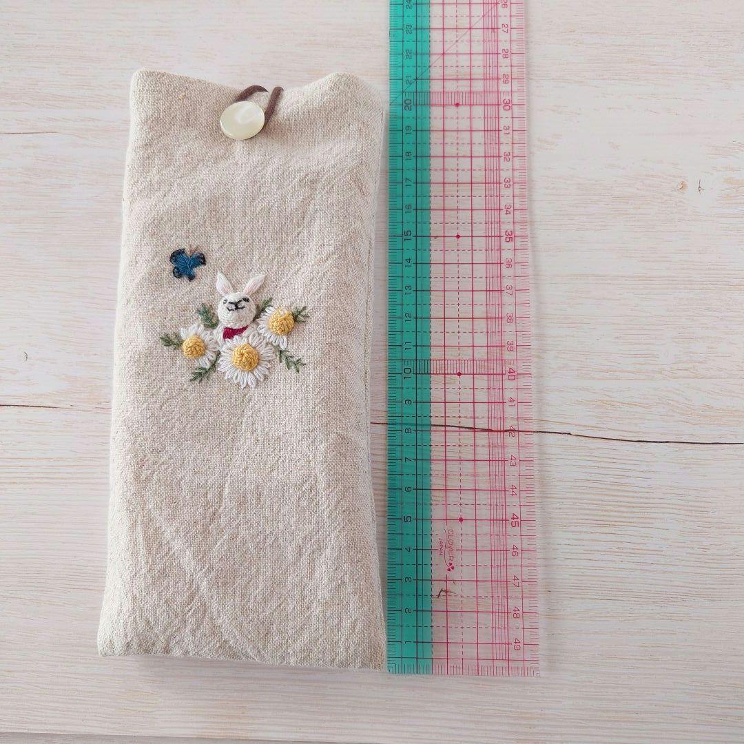 手刺繍入　貝ボタン付き メガネケース/ペンケース【うさことカモミールと青い蝶々】