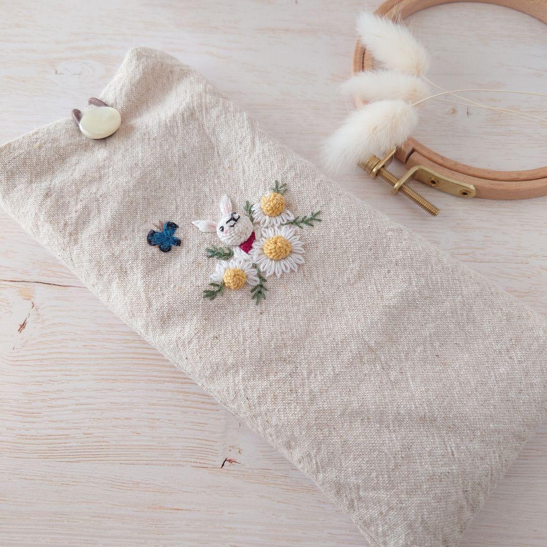 手刺繍入　貝ボタン付き メガネケース/ペンケース【うさことカモミールと青い蝶々】