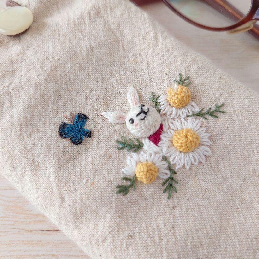 手刺繍入　貝ボタン付き メガネケース/ペンケース【うさことカモミールと青い蝶々】