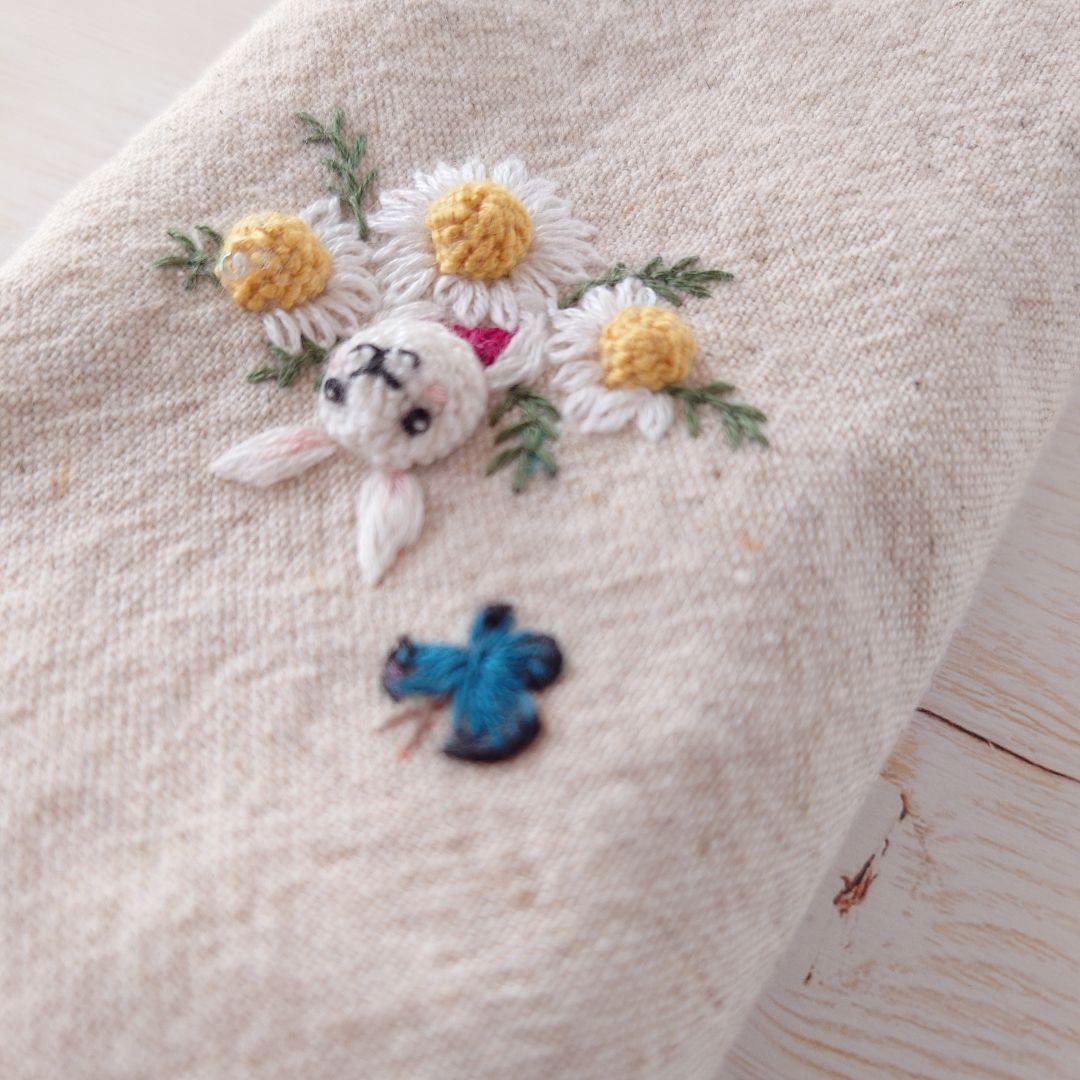 手刺繍入　貝ボタン付き メガネケース/ペンケース【うさことカモミールと青い蝶々】