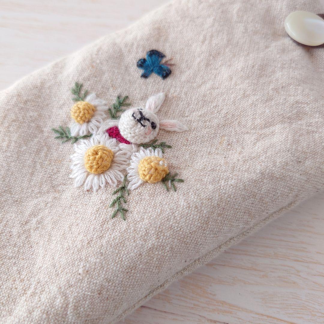 手刺繍入　貝ボタン付き メガネケース/ペンケース【うさことカモミールと青い蝶々】