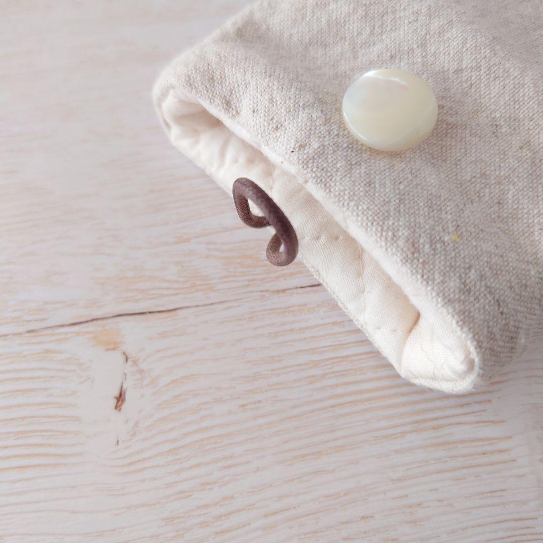 手刺繍入　貝ボタン付き メガネケース/ペンケース【うさことカモミールと青い蝶々】