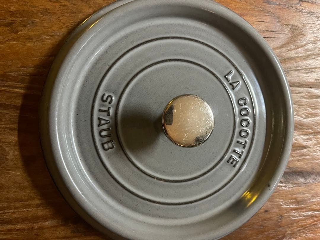 ゆ*S様 STAUB LA COCOTTE 22cm 外側は比較的美品です。　特