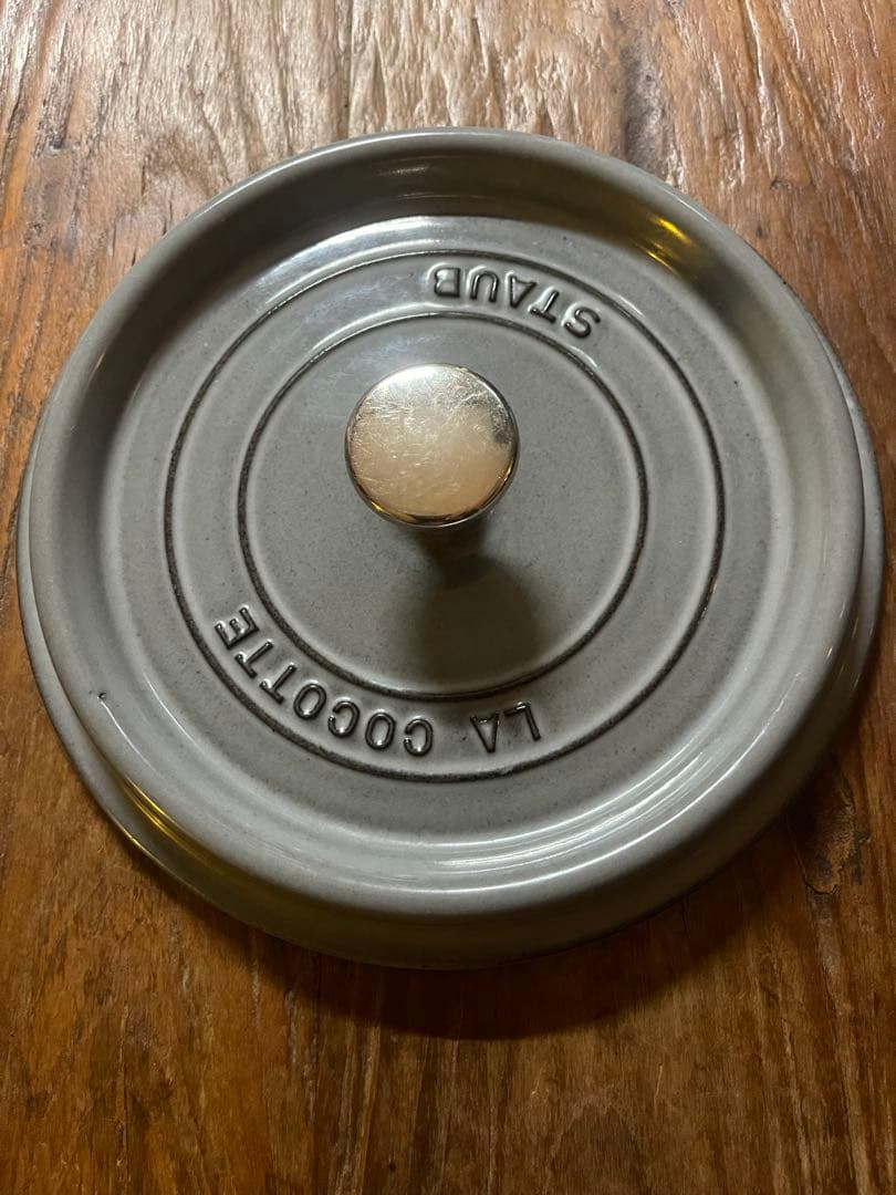 ゆ*S様 STAUB LA COCOTTE 22cm 外側は比較的美品です。　特