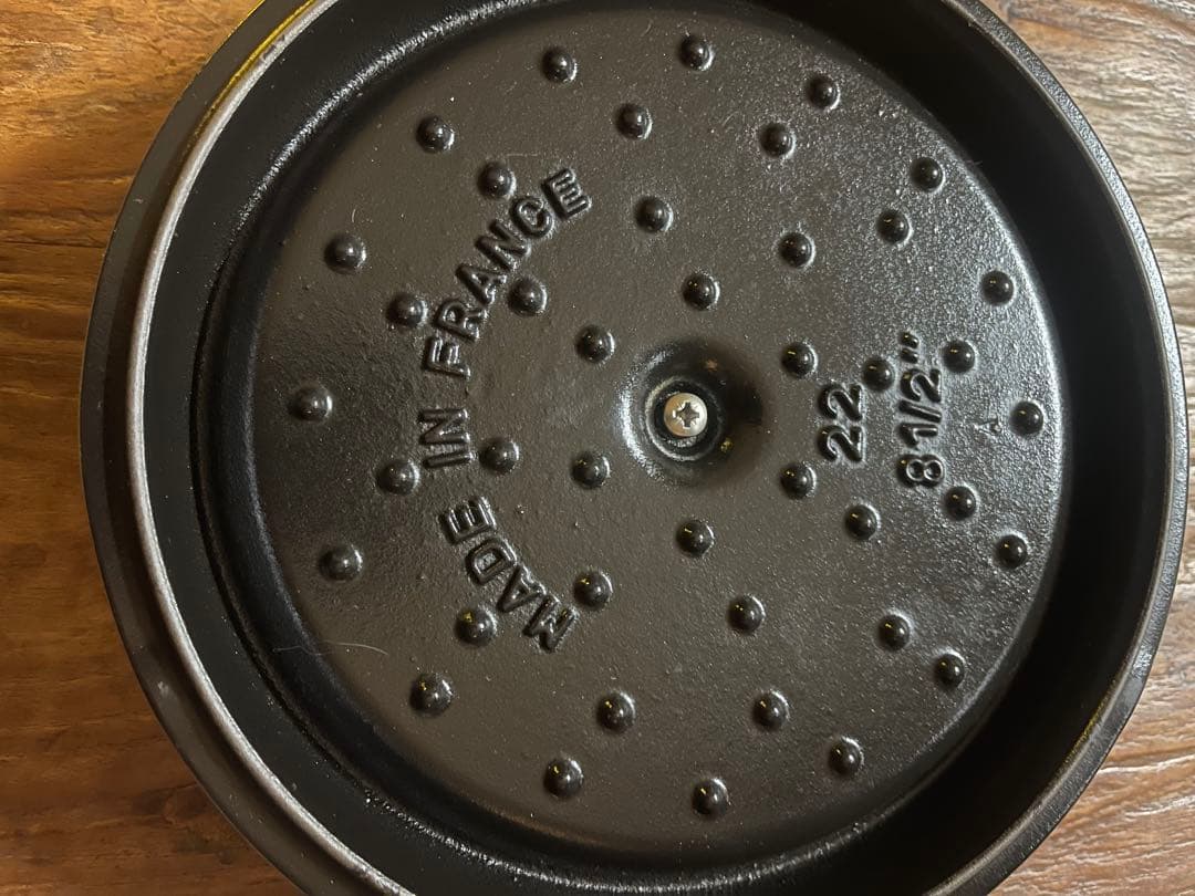 ゆ*S様 STAUB LA COCOTTE 22cm 外側は比較的美品です。　特