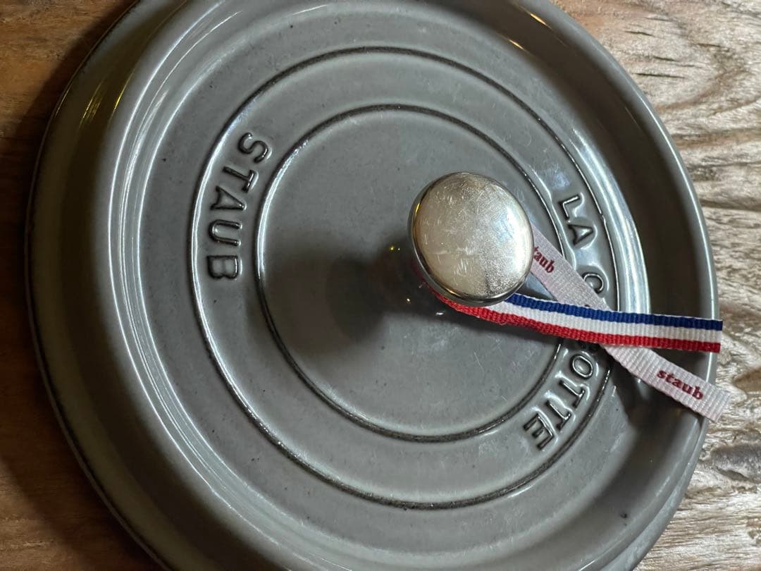 ゆ*S様 STAUB LA COCOTTE 22cm 外側は比較的美品です。　特