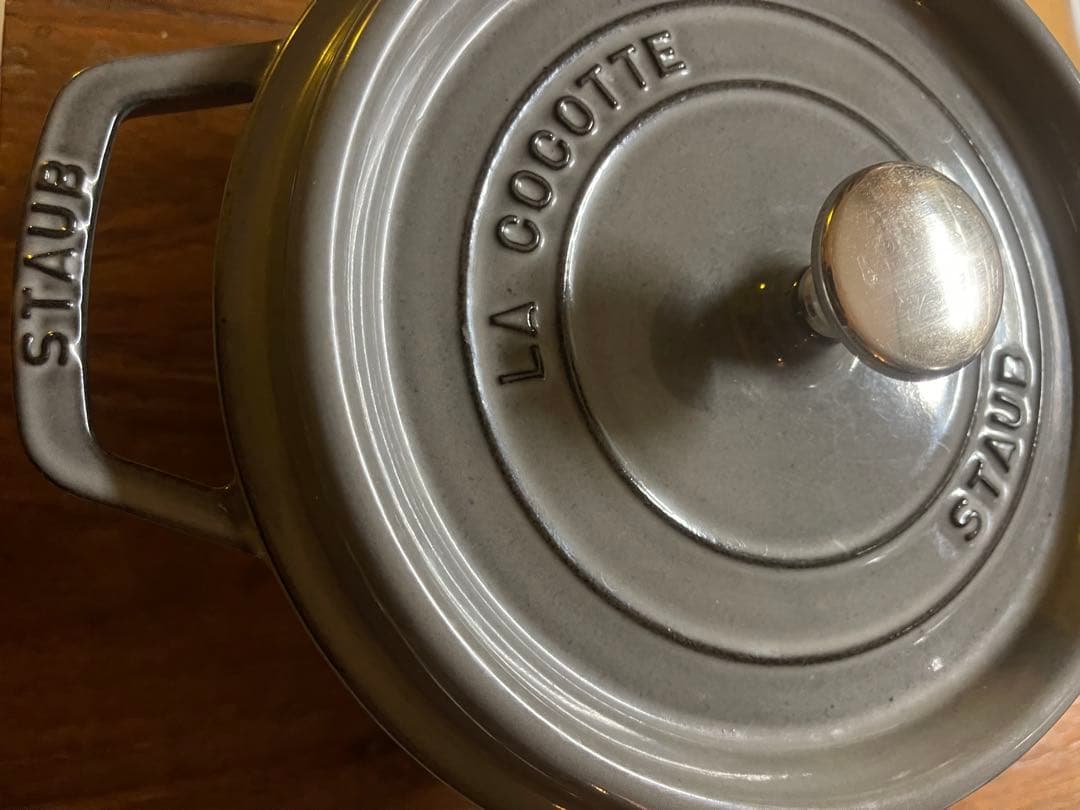 ゆ*S様 STAUB LA COCOTTE 22cm 外側は比較的美品です。　特