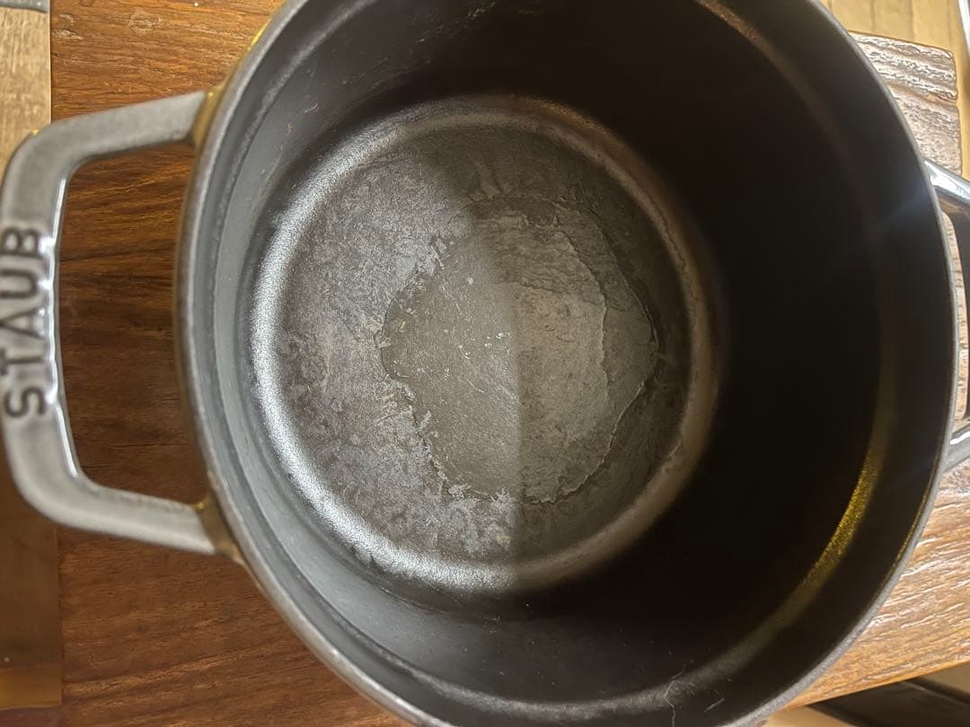 ゆ*S様 STAUB LA COCOTTE 22cm 外側は比較的美品です。　特