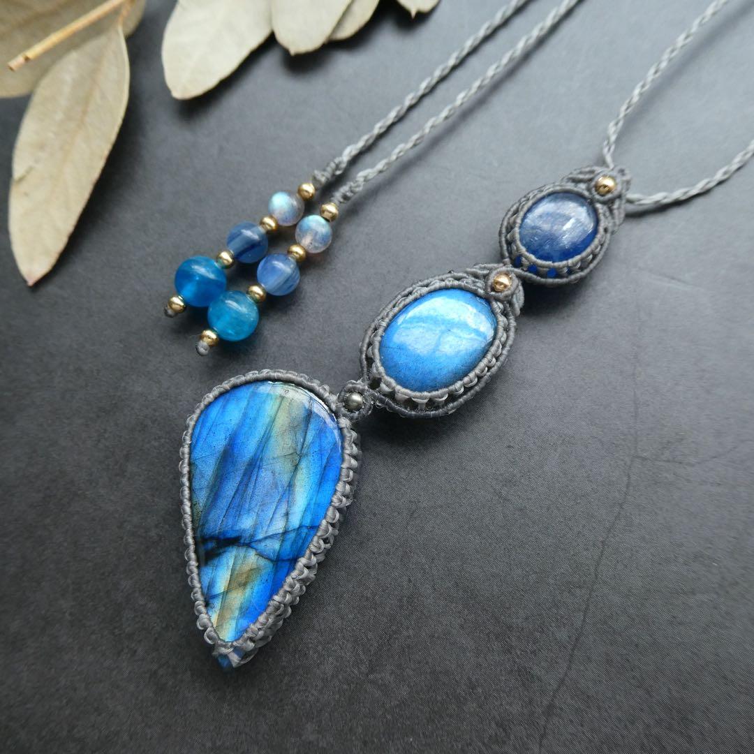 2種類のラブラドライトとカイヤナイトのマクラメネックレス