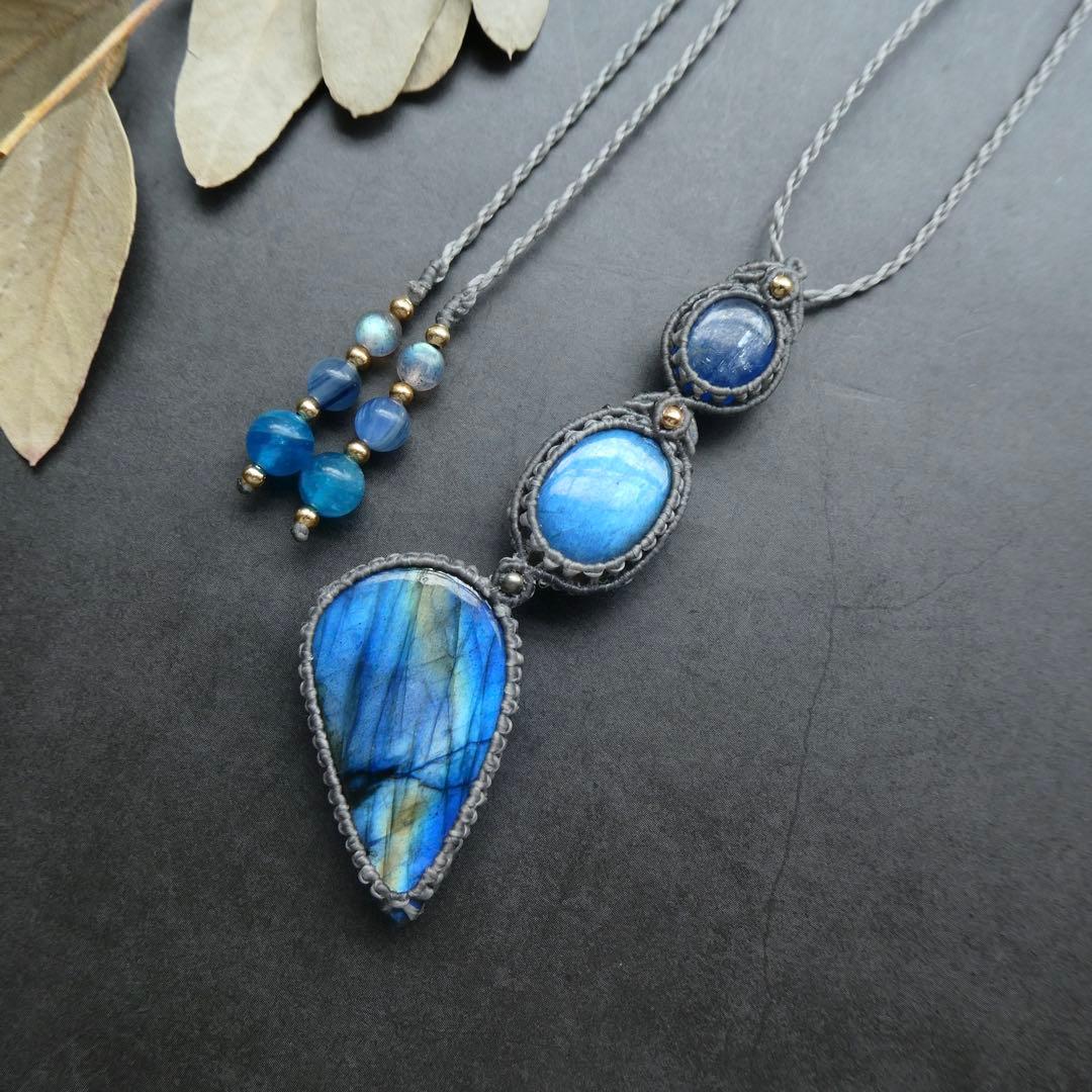2種類のラブラドライトとカイヤナイトのマクラメネックレス