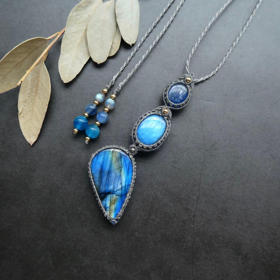 2種類のラブラドライトとカイヤナイトのマクラメネックレス