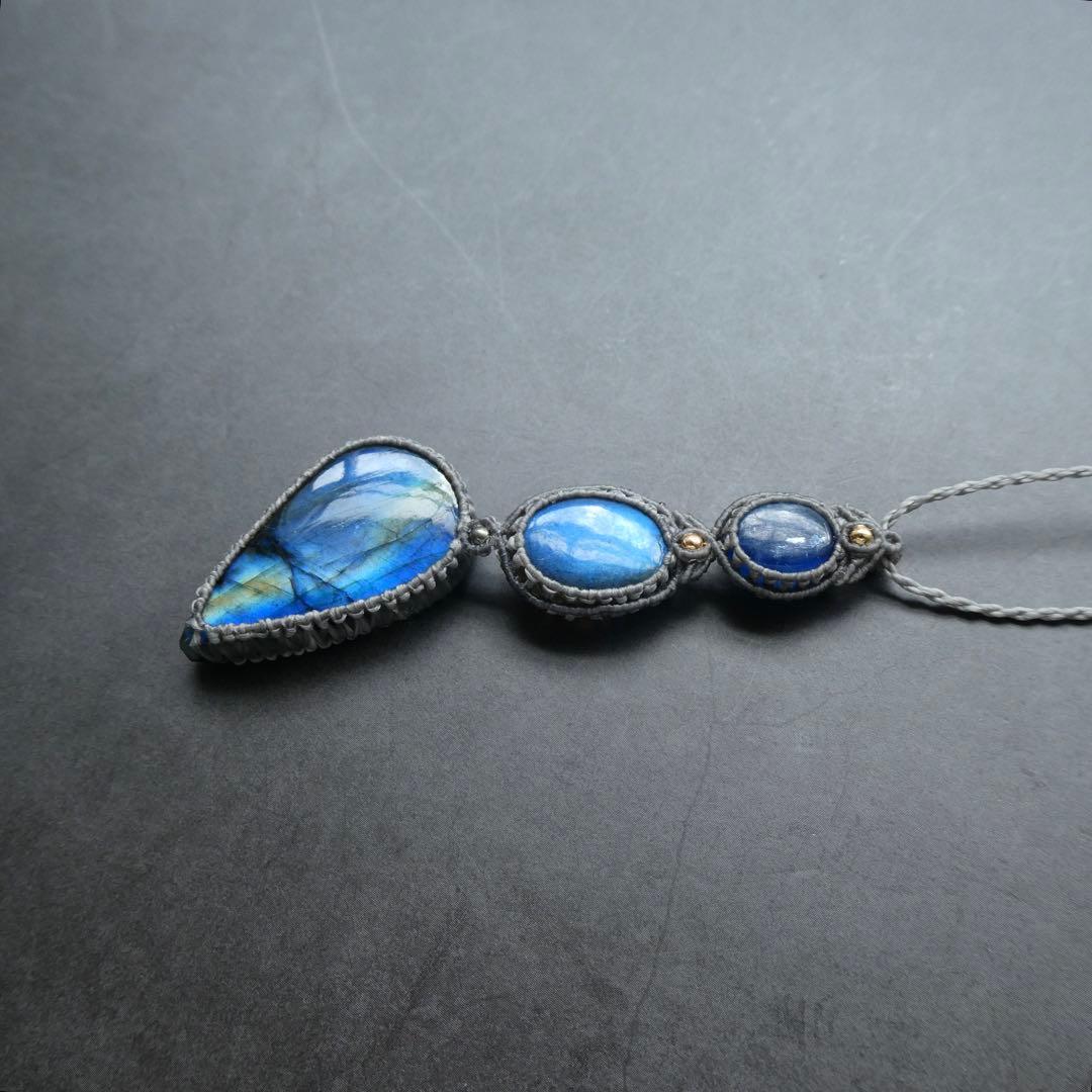 2種類のラブラドライトとカイヤナイトのマクラメネックレス