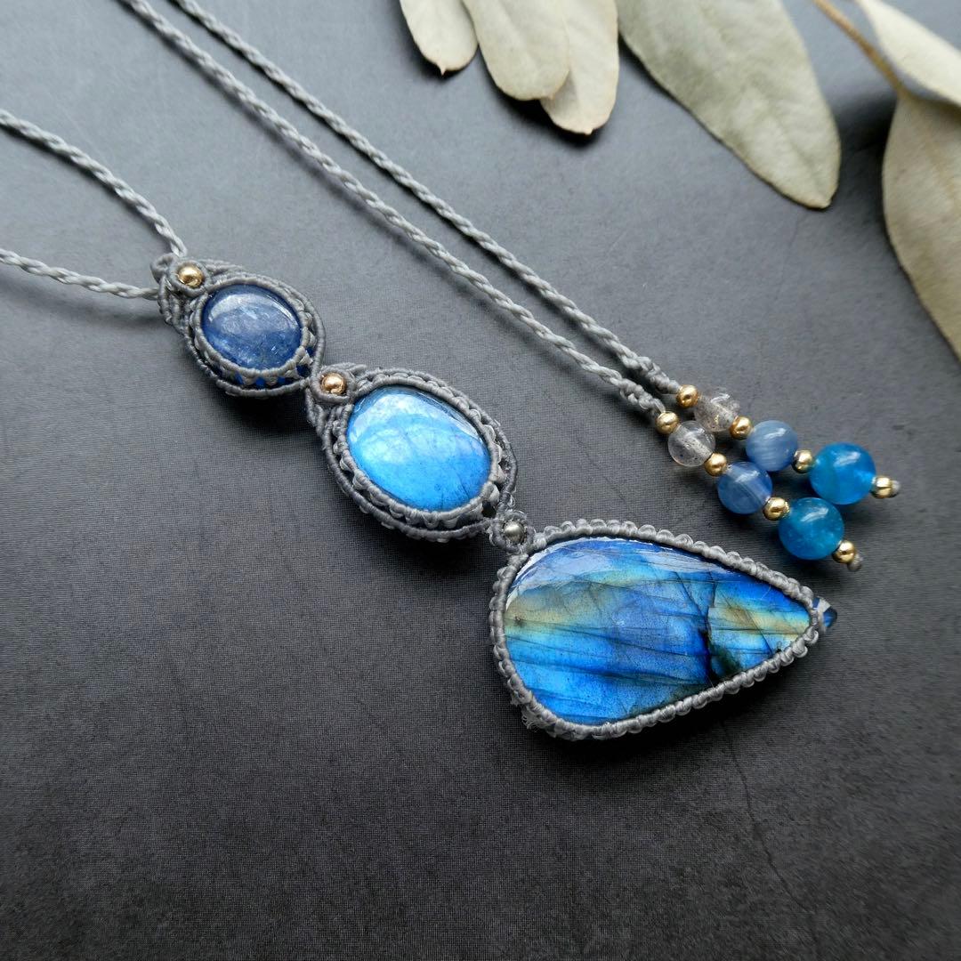 2種類のラブラドライトとカイヤナイトのマクラメネックレス