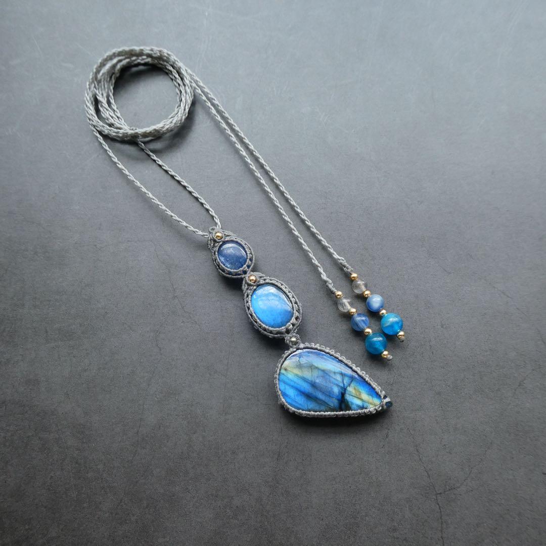 2種類のラブラドライトとカイヤナイトのマクラメネックレス