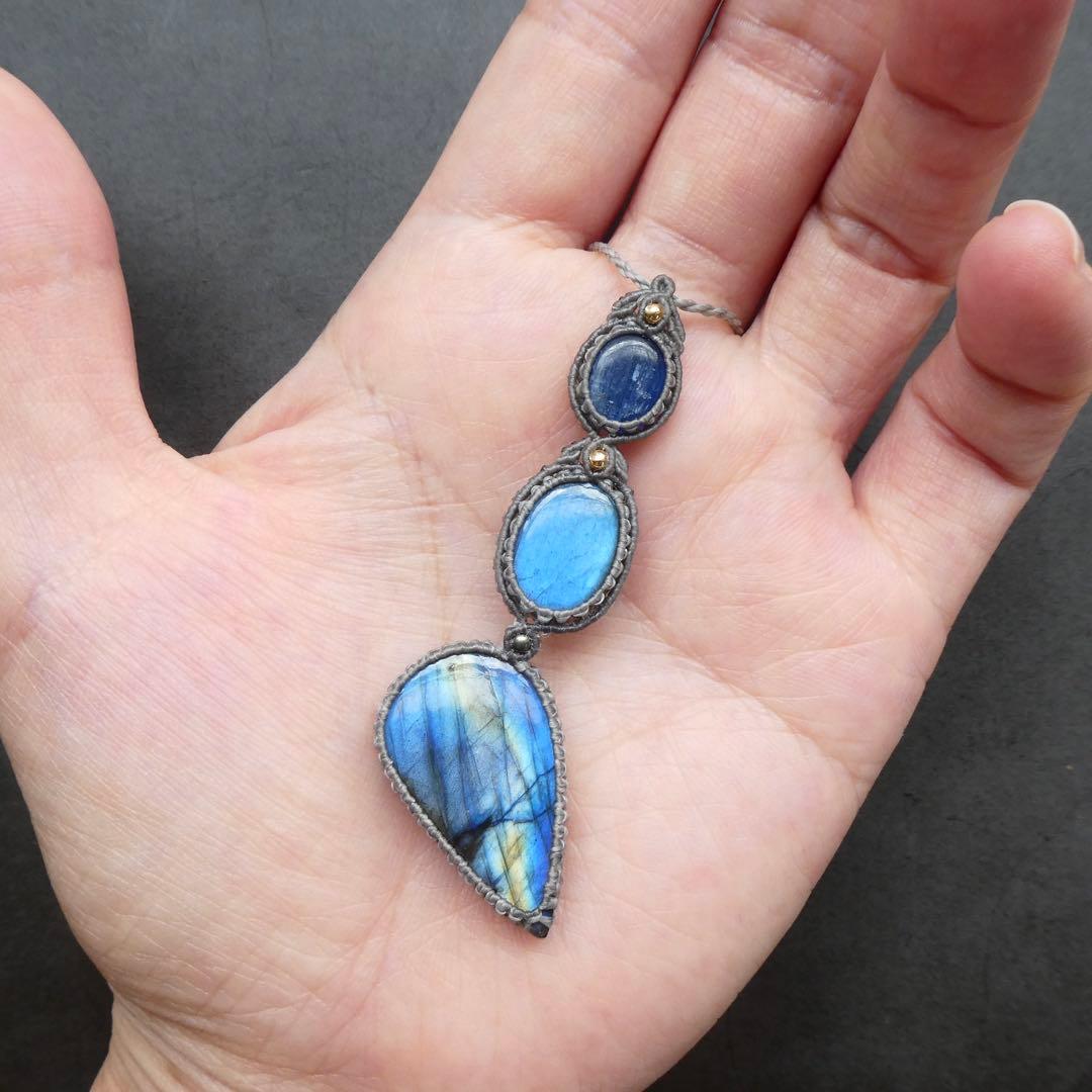 2種類のラブラドライトとカイヤナイトのマクラメネックレス