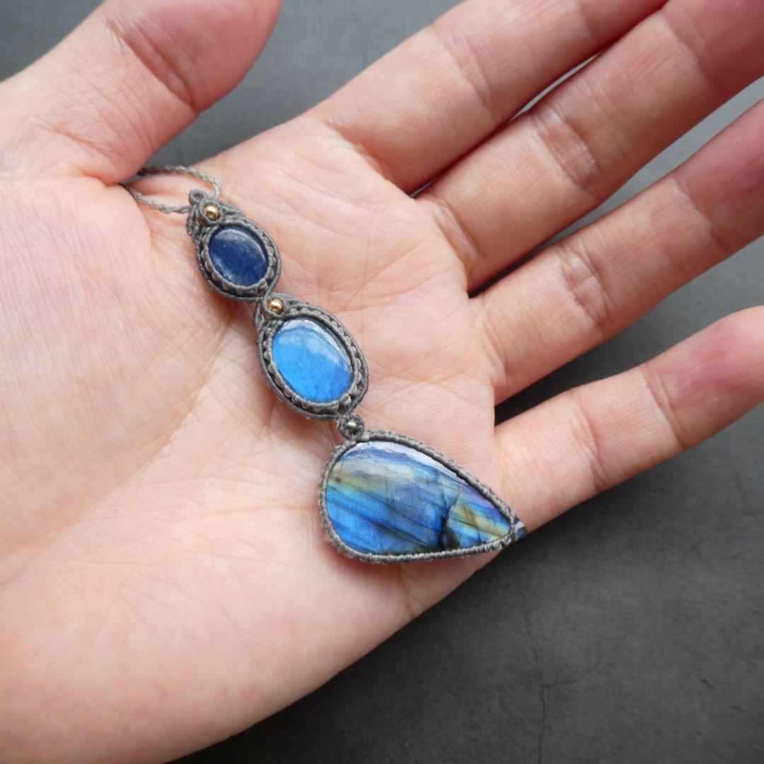 2種類のラブラドライトとカイヤナイトのマクラメネックレス