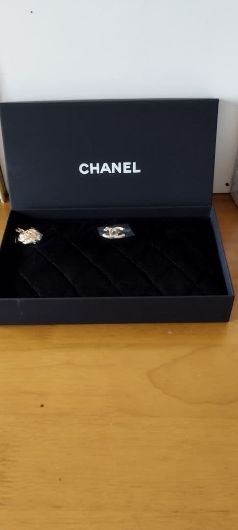 CHANEL 黒ファブリックポーチ ロゴチャーム付き　ノベルティ
