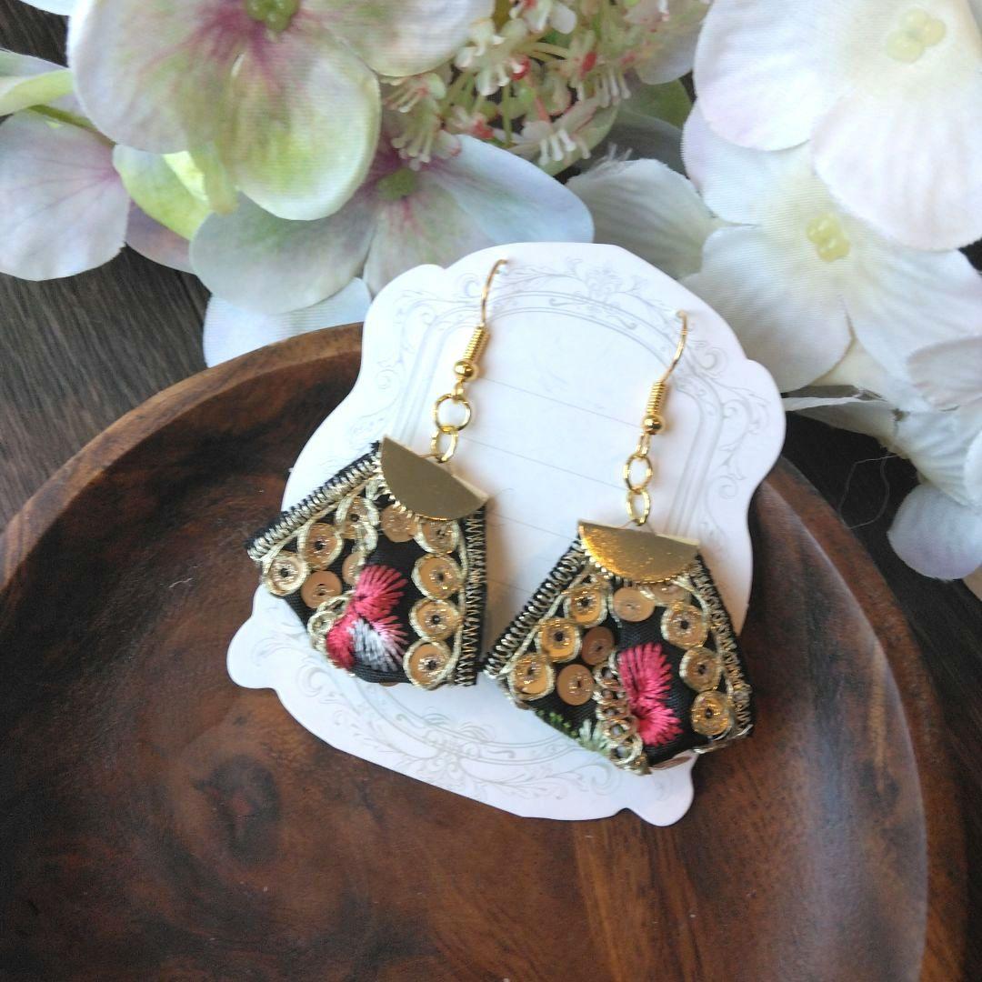 黒　ピアス　イヤリング　ネイティブ　チロリアンテープ　リボン　アジアン　冬