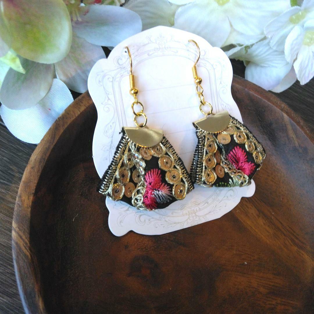 黒　ピアス　イヤリング　ネイティブ　チロリアンテープ　リボン　アジアン　冬