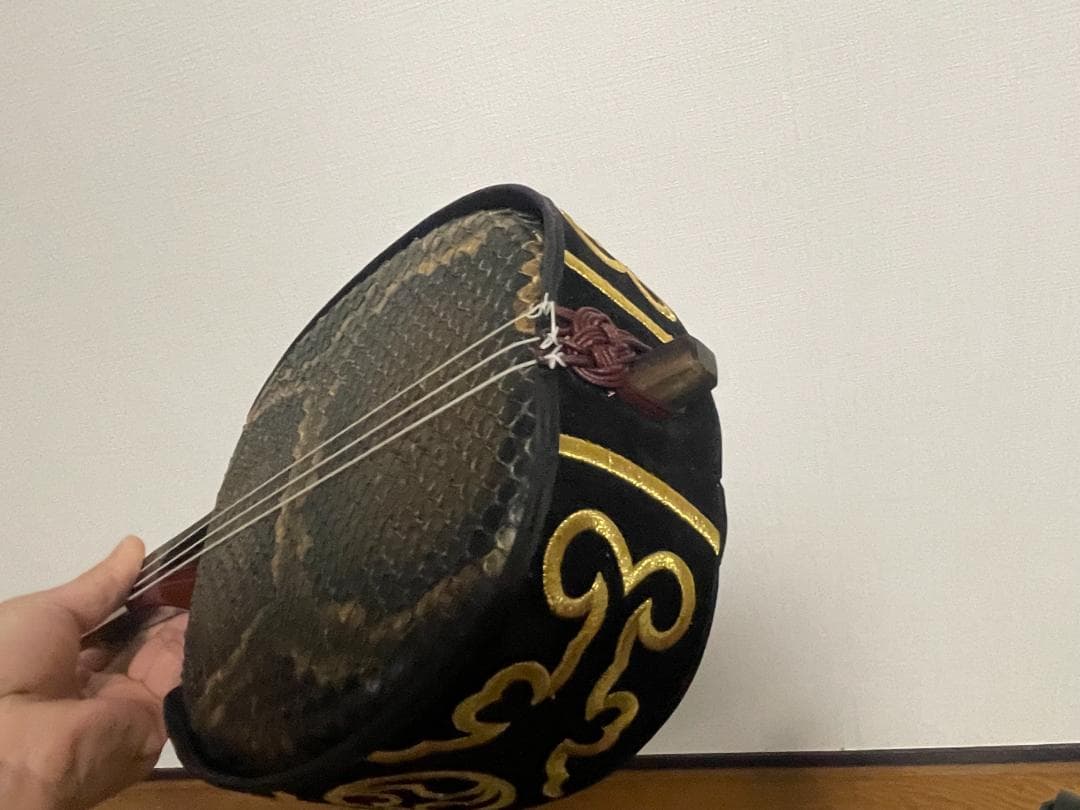 沖縄　三線（さんしん）～黒木の棹・本皮一枚張り