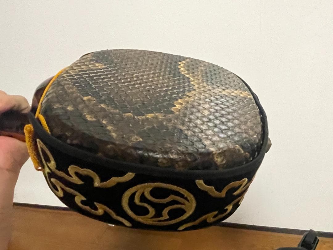 沖縄　三線（さんしん）～黒木の棹・本皮一枚張り