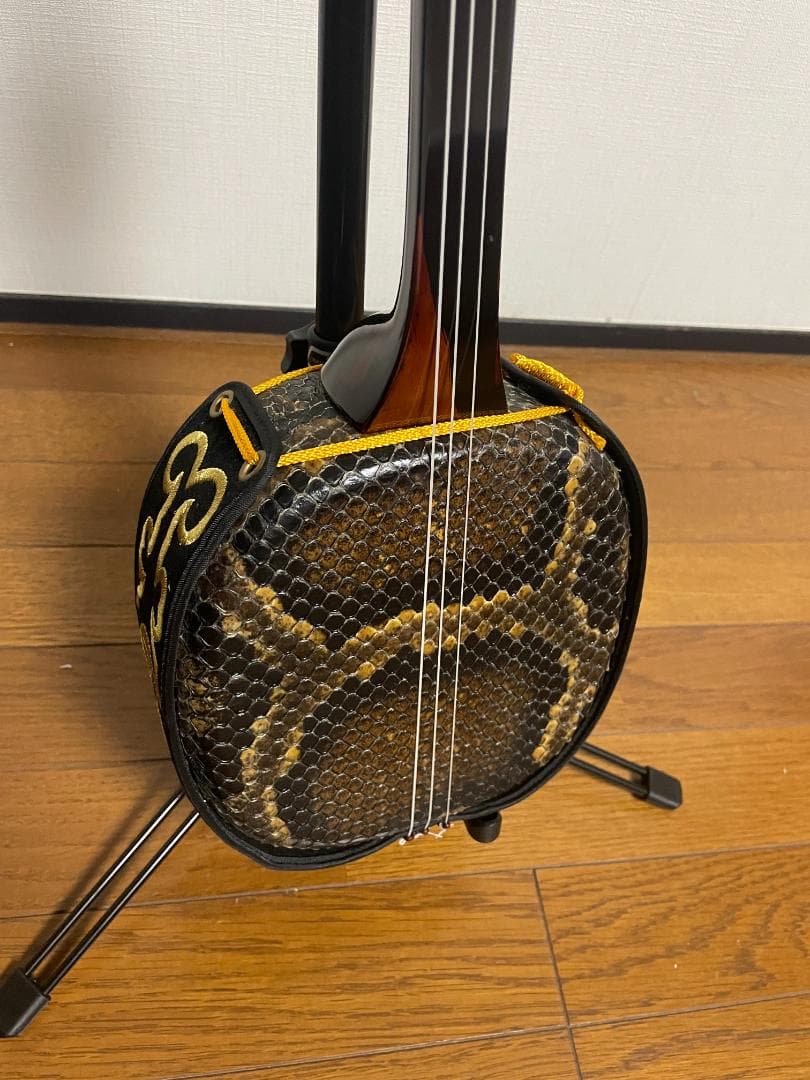 沖縄　三線（さんしん）～黒木の棹・本皮一枚張り