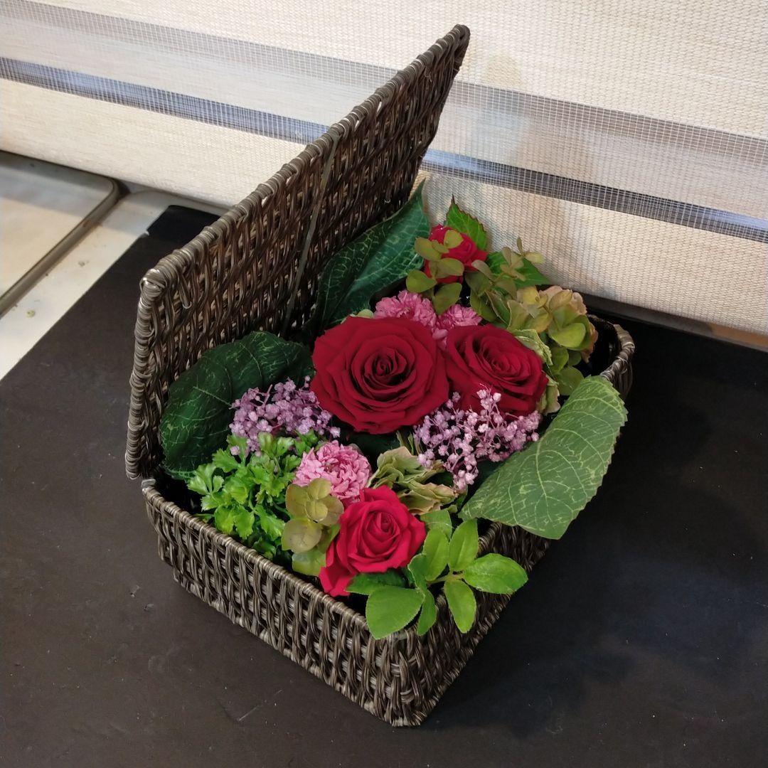 プリザーブドフラワー　赤系色のバラ/カスミソウのボックスフラワー