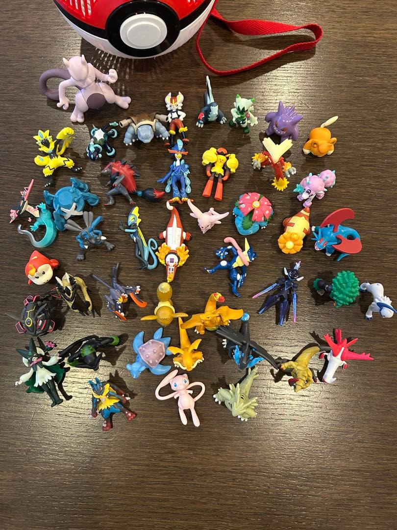 ポケモンフィギュア　モンコレ　43体　ポケモンボールケース付き
