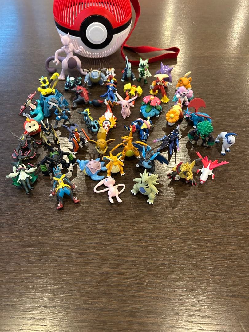 ポケモンフィギュア　モンコレ　43体　ポケモンボールケース付き