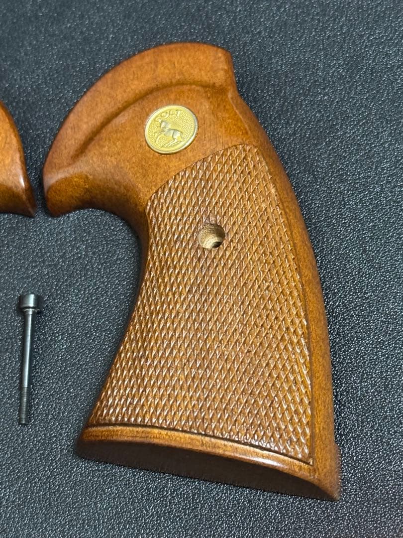 【実物】コルト社純正 パイソン 3rd 前期 木製グリップ スクリュー付き 良品