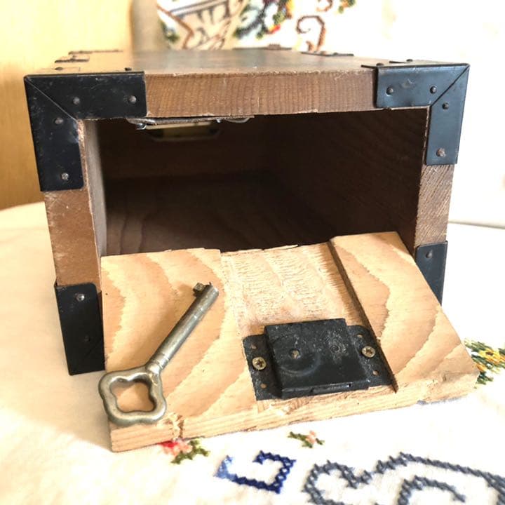 【昭和レトロ】ズシリと重い千両箱風貯金箱（鍵付き）【インテリアにも】