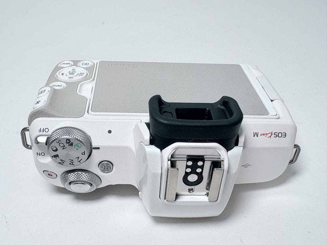 極上品 キヤノン EOS Kiss M ボディ ホワイト