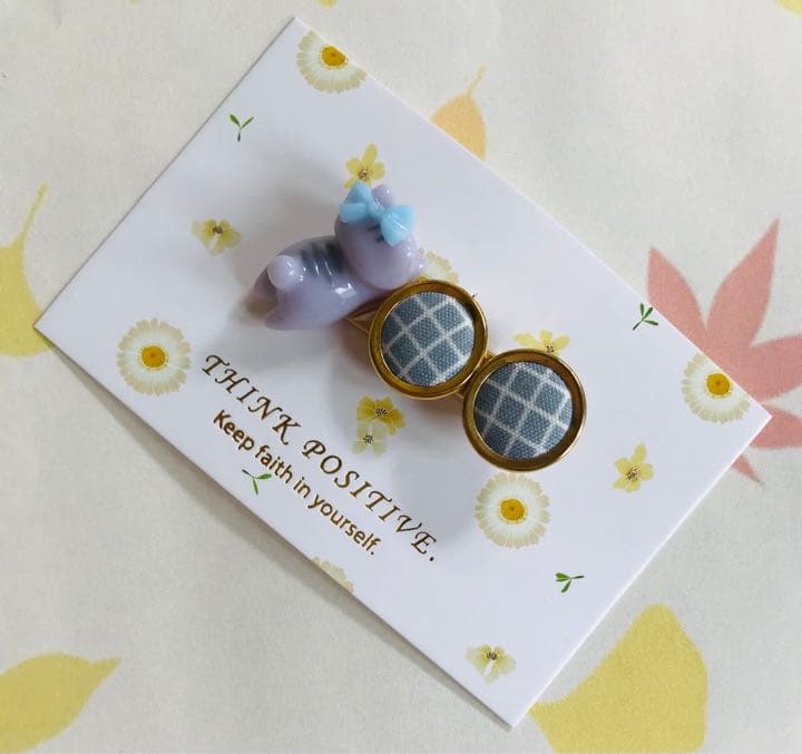 ぐでねこチャンとチェック柄ボタン　くすみ　ブルー　ヘアクリップ　サバトラ