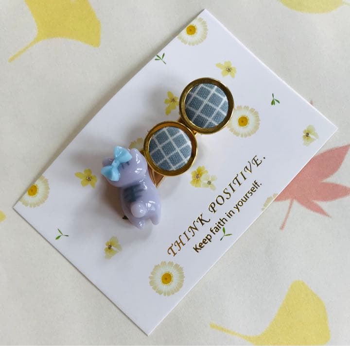 ぐでねこチャンとチェック柄ボタン　くすみ　ブルー　ヘアクリップ　サバトラ