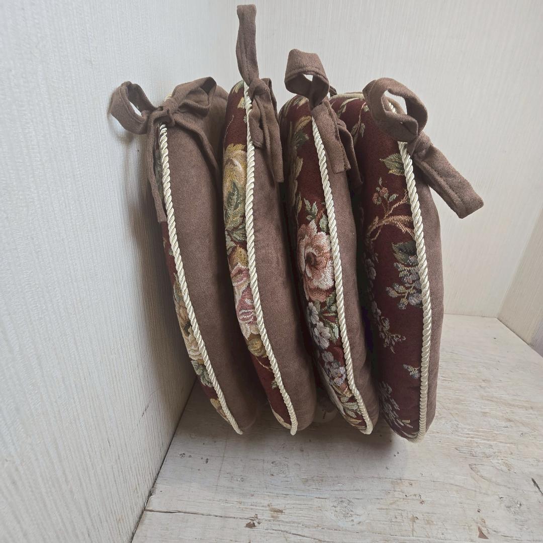 【4個セット】 新品 大判 バテイ クッション 赤 紐付き 薔薇 ローズ 馬蹄