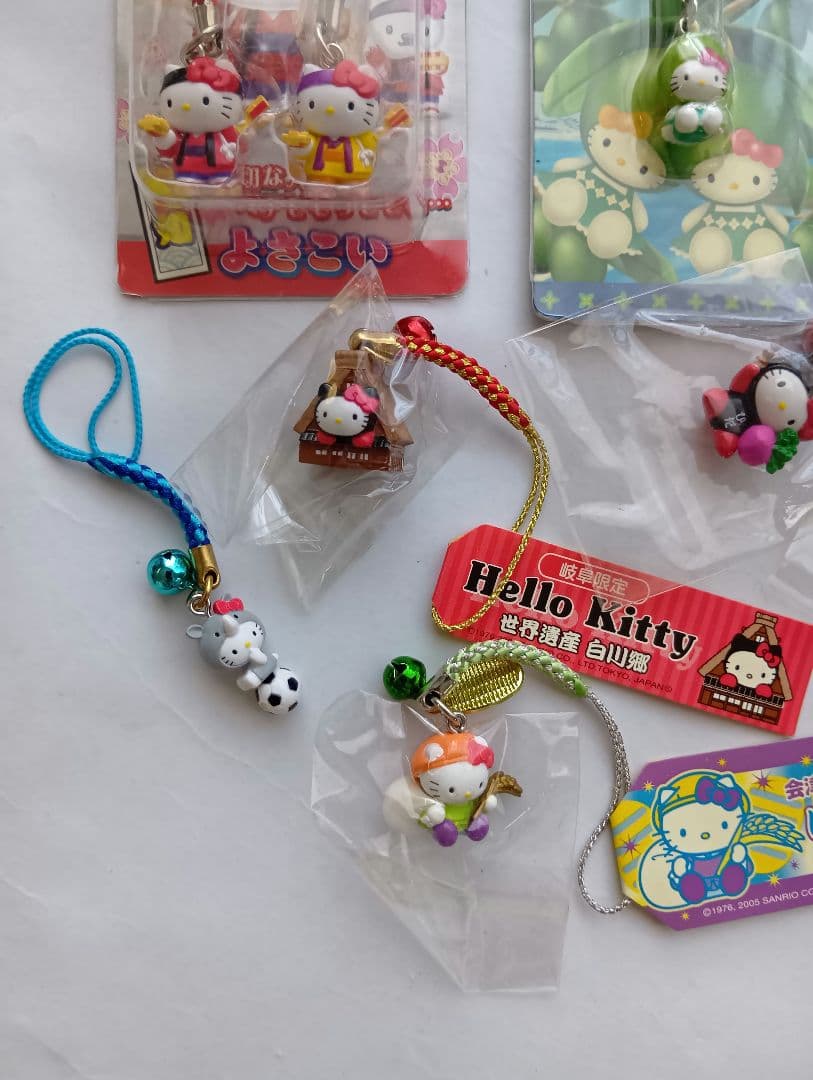 新品　８個まとめ売り　ご当地　キティちゃん　ストラップ
