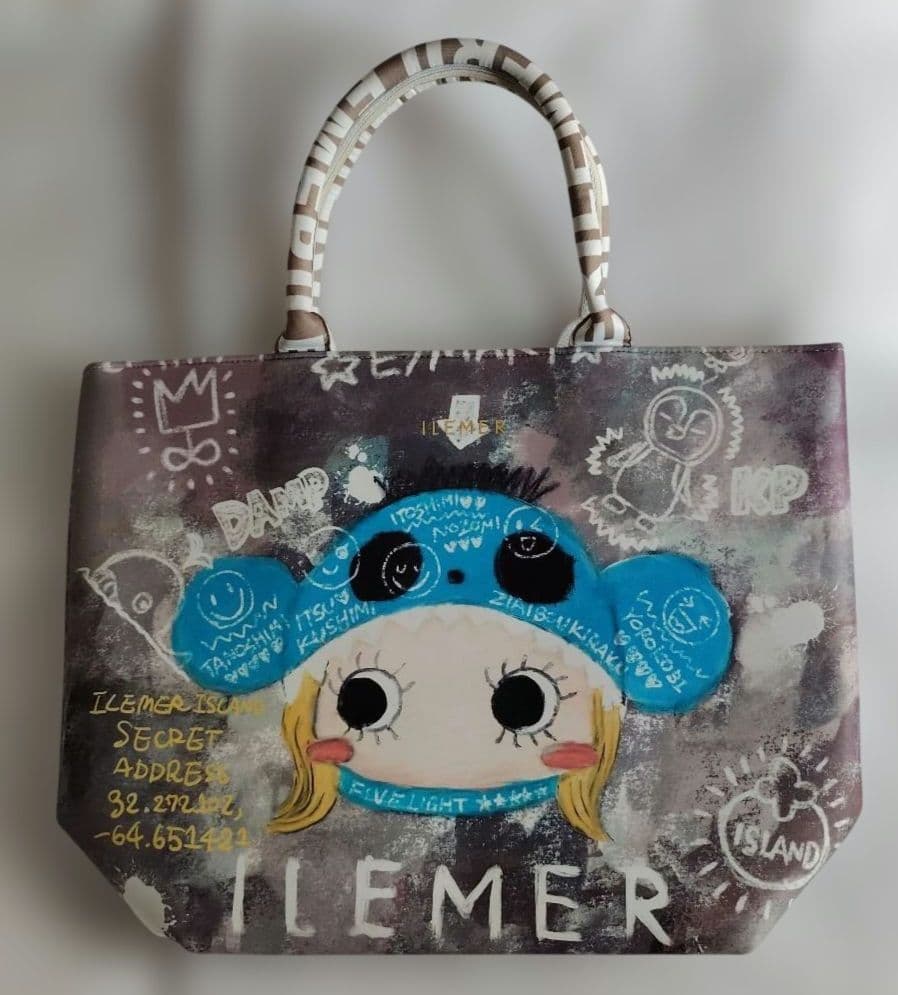 LUNLUN着ぐるみアートILEMER　カラフルなイラストが特徴のトートバッグ。