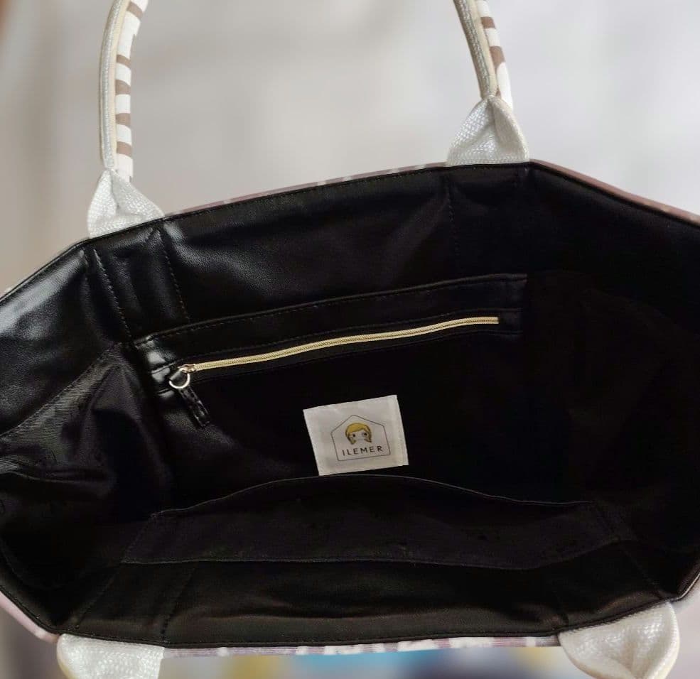 LUNLUN着ぐるみアートILEMER　カラフルなイラストが特徴のトートバッグ。