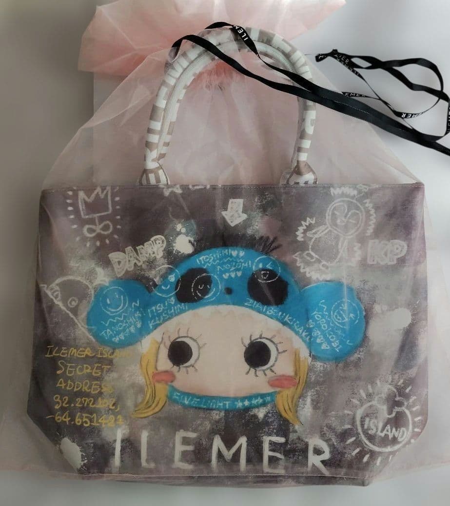 LUNLUN着ぐるみアートILEMER　カラフルなイラストが特徴のトートバッグ。