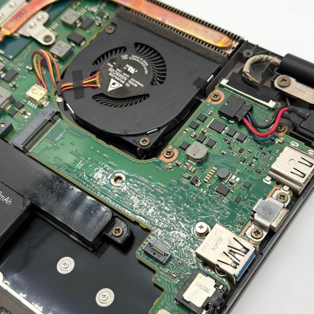 美品 ノートパソコン 富士通 8世代i7 8GB ストレージ無し