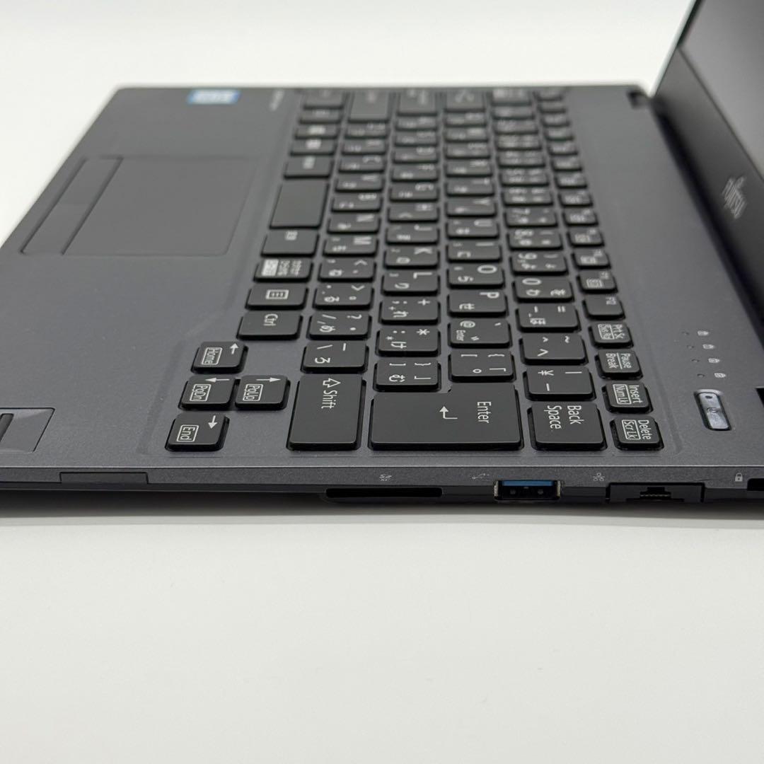 美品 ノートパソコン 富士通 8世代i7 8GB ストレージ無し