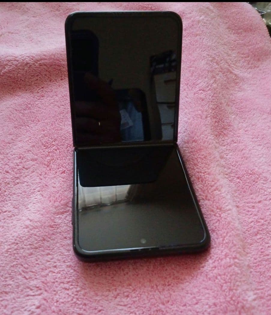 値下げ Samsung Galaxy Z Flip3ブラック 折りたたみ式