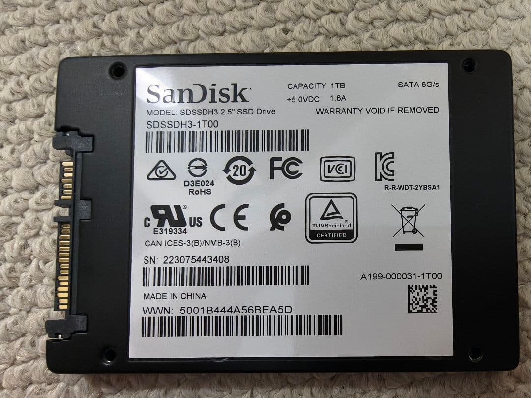 ほぼ未使用 SanDisk Ultra 3D SSD 1TB 2.5　内蔵型+α
