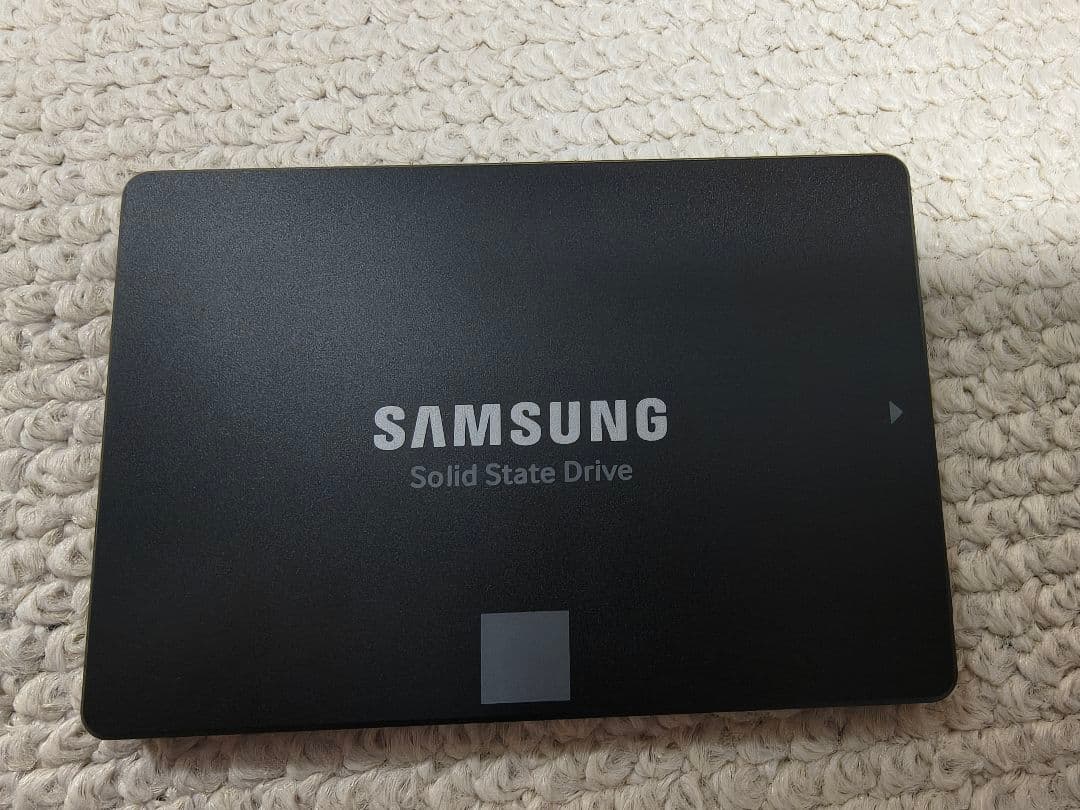 ほぼ未使用 SanDisk Ultra 3D SSD 1TB 2.5　内蔵型+α