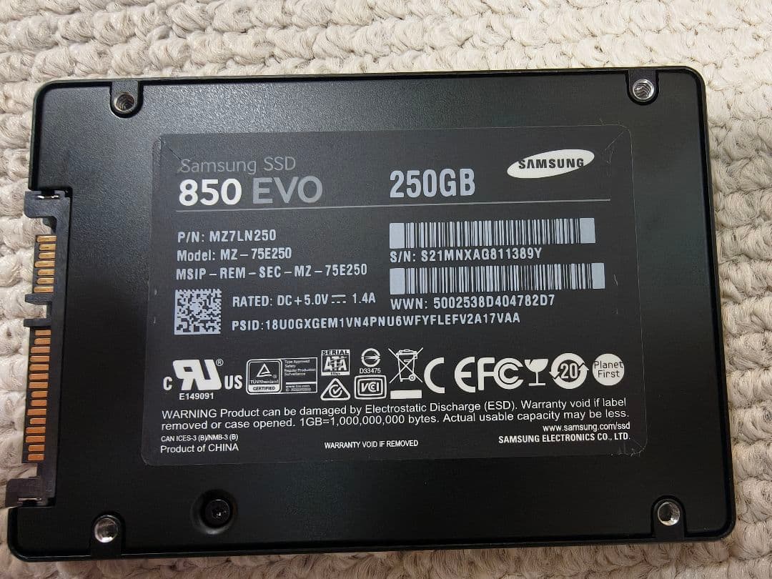 ほぼ未使用 SanDisk Ultra 3D SSD 1TB 2.5　内蔵型+α