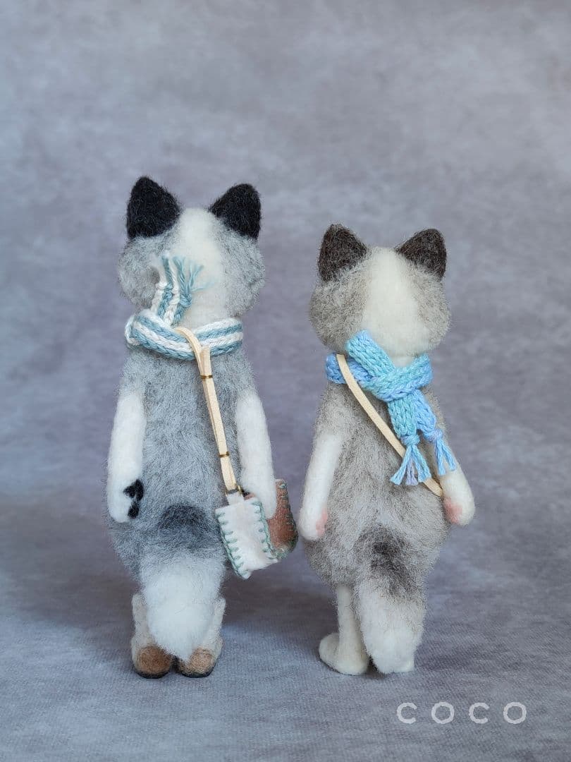 ポシェットを下げたプラチナフォックスさんの子供