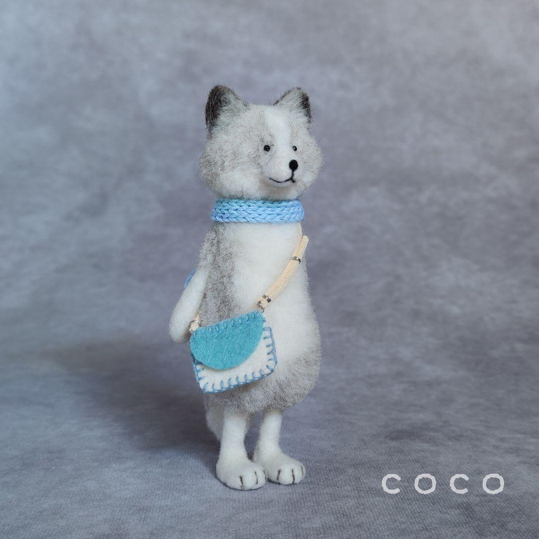 ポシェットを下げたプラチナフォックスさんの子供